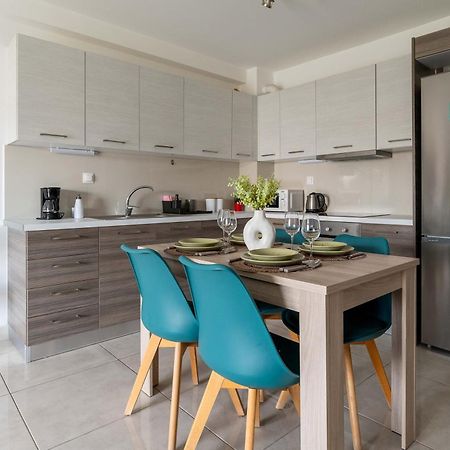 Modern Spacious Apartment Located In Пирей Экстерьер фото